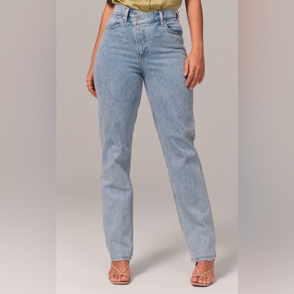 Abercrombie & Fitch Curve Love Ultra High Rise 90s Straight Jeans
